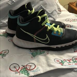 Kyrie 5 Basketball Shoes Lightly used Size 7